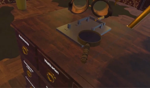 Screenshot der VR-Anwendung Altlas, wo ein historischer Holztisch mit Schubladen, einer Lupe und einem Hebel abgebildet ist.