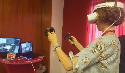 Frau mit VR-Headset probiert Skelex aus